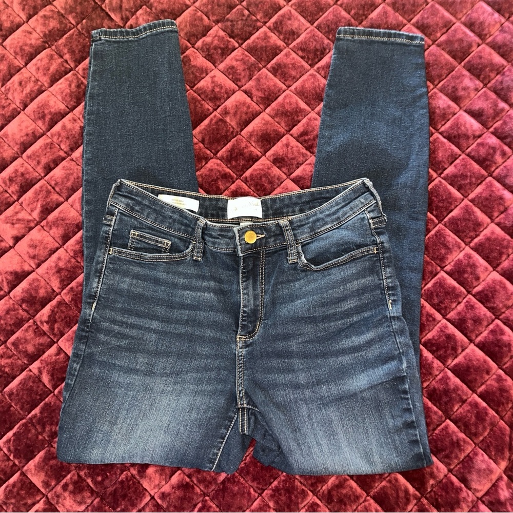 Universal Threads Size 6/28R Mid Rise Skinny Dark Wash Jeans